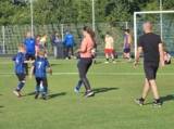 Laatste training S.K.N.W.K. JO8-1 (partijtje tegen de ouders) van maandag 2 juni 2025 (98/123)